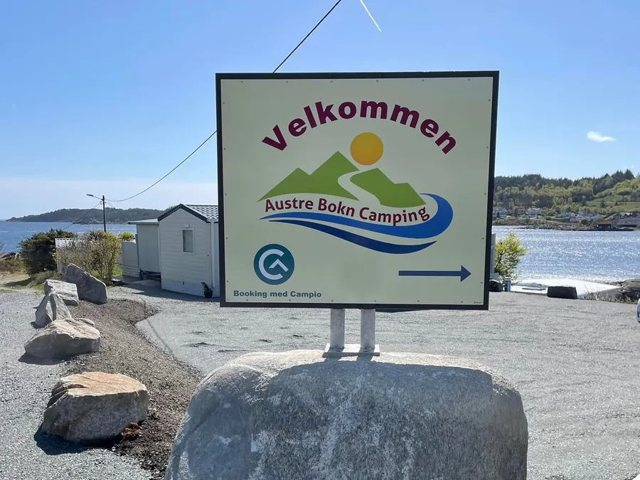 Velkomstskiltet til Austre Bokn Camping, montert på en stein ved innkjørselen